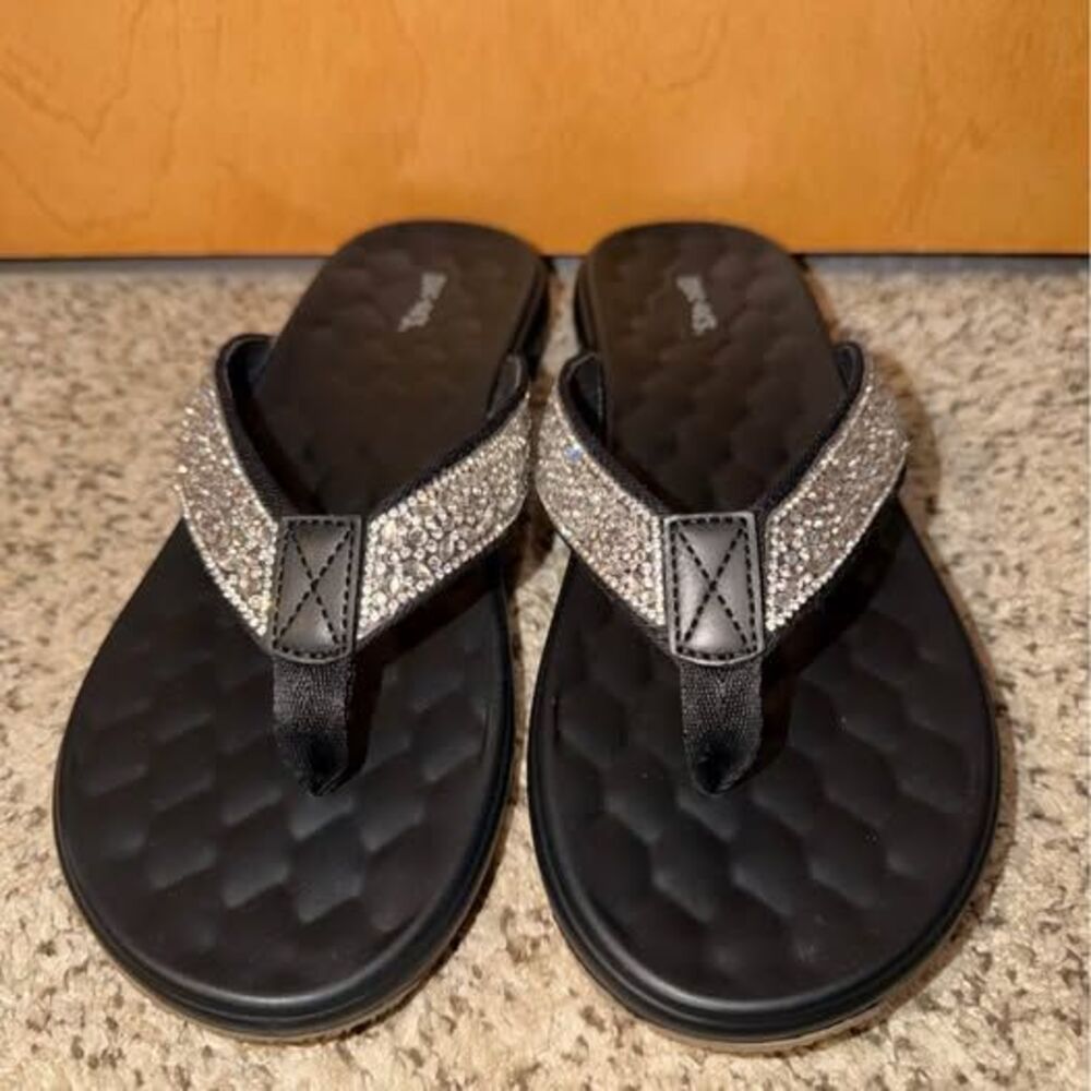 Women’s Sandals - Buc-ees Sz 9.5 - Rhinestone Flip Flops
